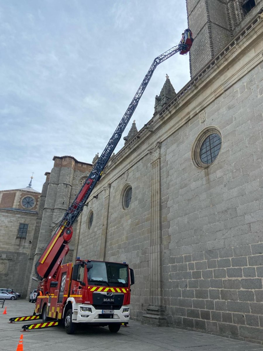 EmergenciaAvila's tweet photo. Las prácticas que realiza #BomberosAV con la nueva escala que se ha incorporado al servicio los han llevado hoy a la plaza de la catedral y a trabajar en este monumento  

En los próximos días, podrás encontrarlos en diferentes espacios y monumentos de #Ávila https://t.co/YQCvcwoErO