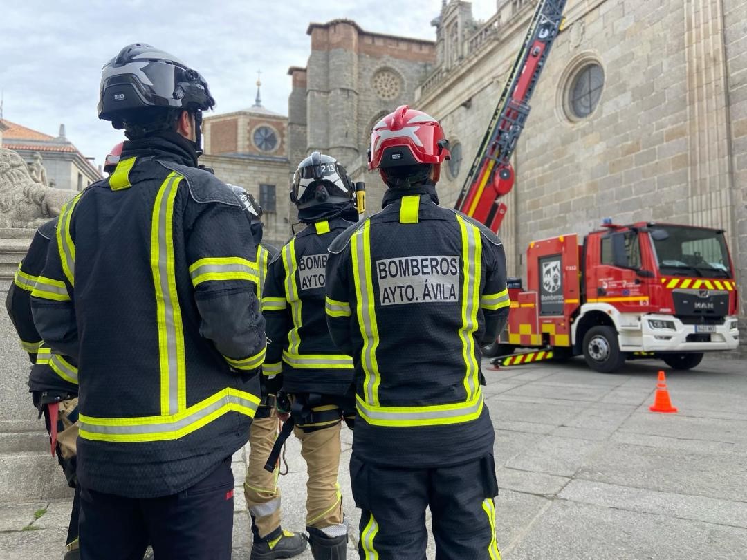 EmergenciaAvila's tweet photo. Las prácticas que realiza #BomberosAV con la nueva escala que se ha incorporado al servicio los han llevado hoy a la plaza de la catedral y a trabajar en este monumento  

En los próximos días, podrás encontrarlos en diferentes espacios y monumentos de #Ávila https://t.co/YQCvcwoErO
