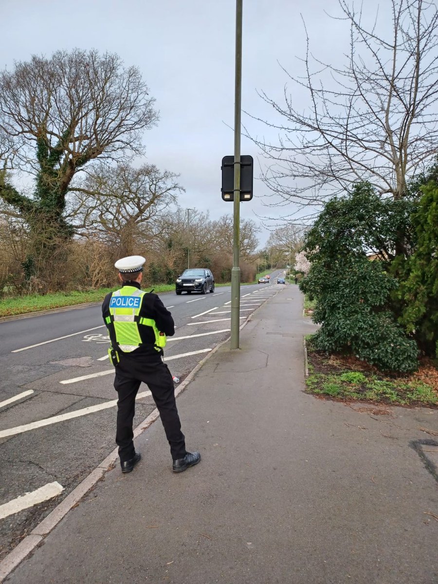 EpsomEwellBeat's tweet photo. Yesterday, #SPCasualtyReduction Officer conducted #SpeedEnforcement + #SpeedChecks on #ChessingtonRoad and outside Danetree #PrimarySchool. Several persons were issued #Tickets - children not being strapped in, speeding, using their phone while driving and number plate offences. https://t.co/pbhpHlKdgJ