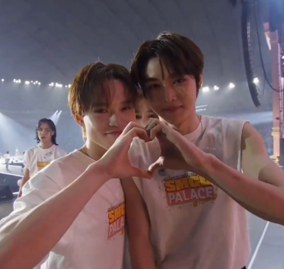 yung mag ex tas yung current jowa nasa likod eme