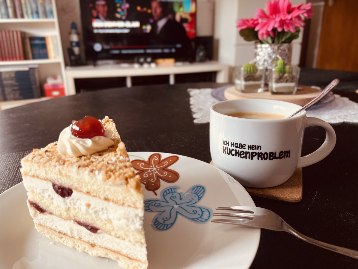 Nachttreue's tweet photo. Kuchen? 🍰 Kuchen!

#NeedSugar ☕️ #OneMoreCoffee 
#Foodstuff 🛋️ #SofaAusblick https://t.co/EfiDA2LSgY