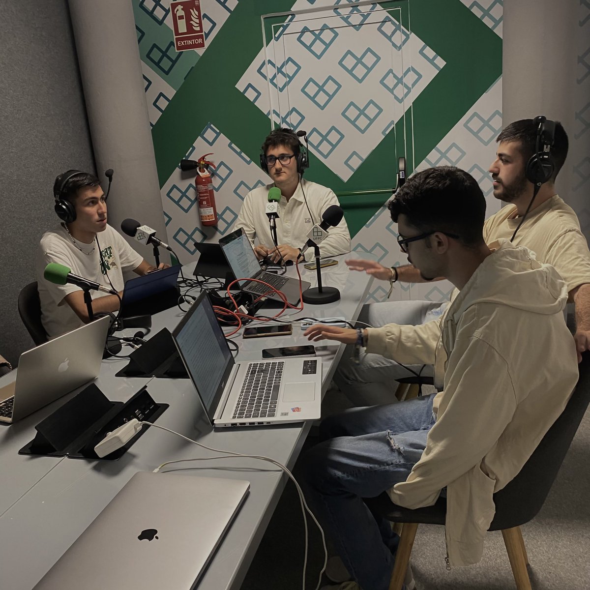 lavozufpc's tweet photo. Grabación del programa piloto de “Córner Amarillo” para UD Radio por parte nuestros alumnos del doble grado. https://t.co/AyDzkEOrck