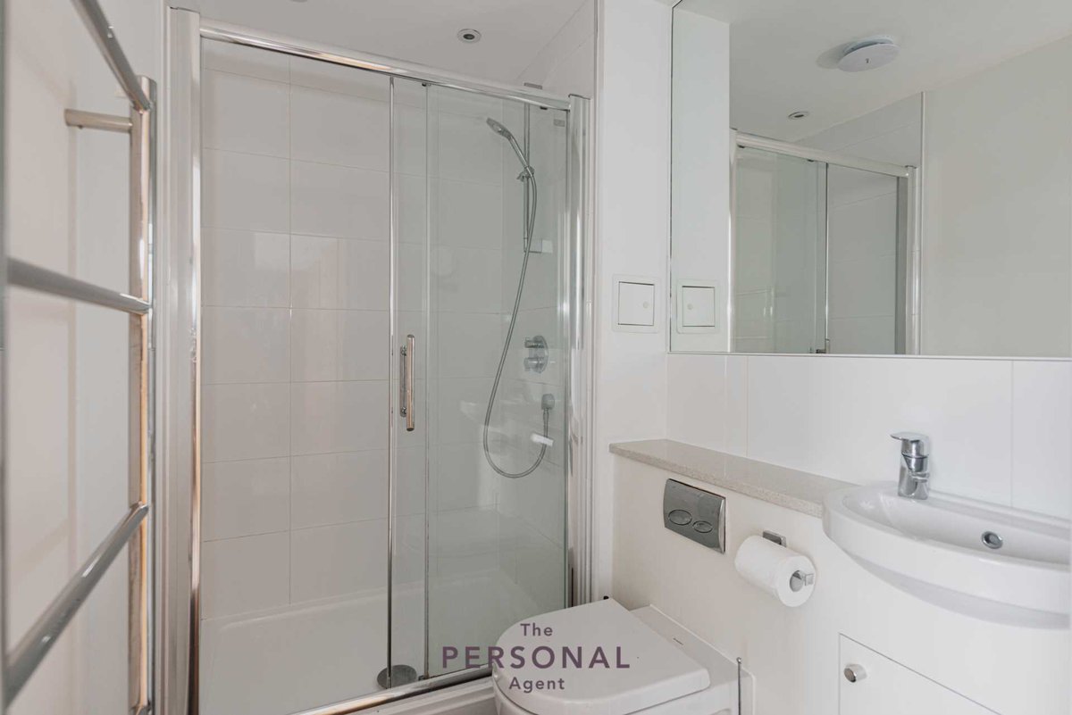 PersonalAgentUK's tweet photo. Our *LETTING OF THE WEEK*

East Street, Epsom £1,350pcm

A modern one bedroom top floor furnished apartment situated close to Epsom Town Centre &amp; Station.

💻Visit this link to see more: https://t.co/XlhQqyeaMv

#lettings #epsom #epsomlettings #epsomtown https://t.co/CgPI7MRMO3