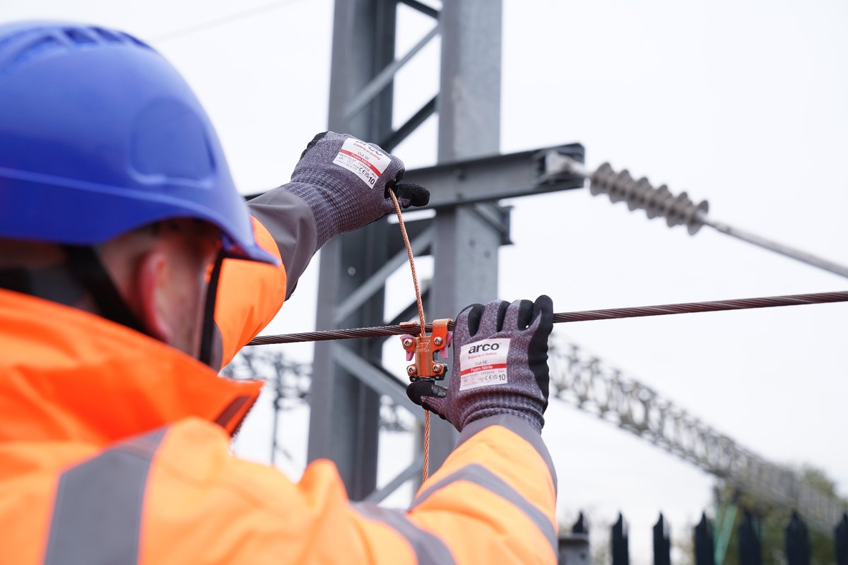 Maintaining overhead lines has never been easier, faster or safer thanks to the Gripple SwiftLine Rail Dropper. The Network Rail approved, tool free solution is up to 8 times faster to install than traditional droppers. Find out more here: eu1.hubs.ly/H07LvBR0