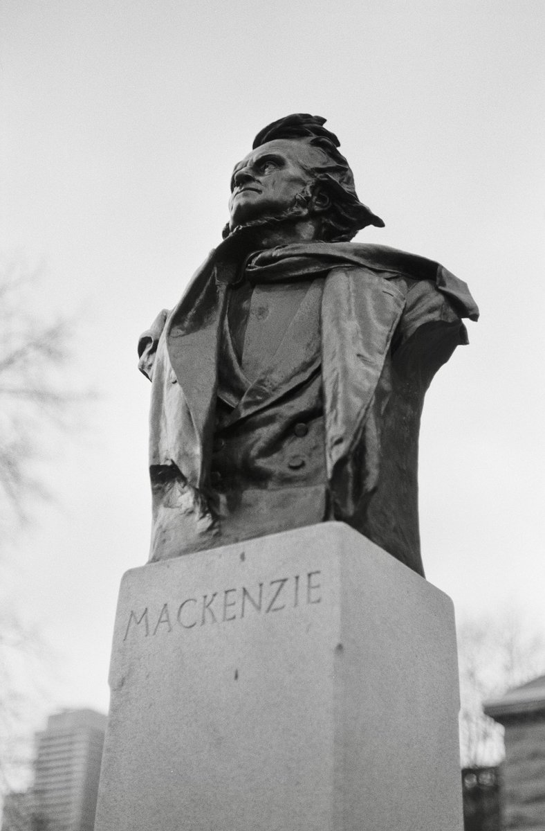 Leicalove1966's tweet photo. William Lyon Mackenzie - #Scottish #Canadian “founded newspapers critical of the Family Compact, a term used to identify elite members of Upper Canada.” 
#MayorOfToronto #film #blackandwhitephoto #leicafilm #ilfordphoto #ThePhotoHour #Statue https://t.co/88OD6TvTTr