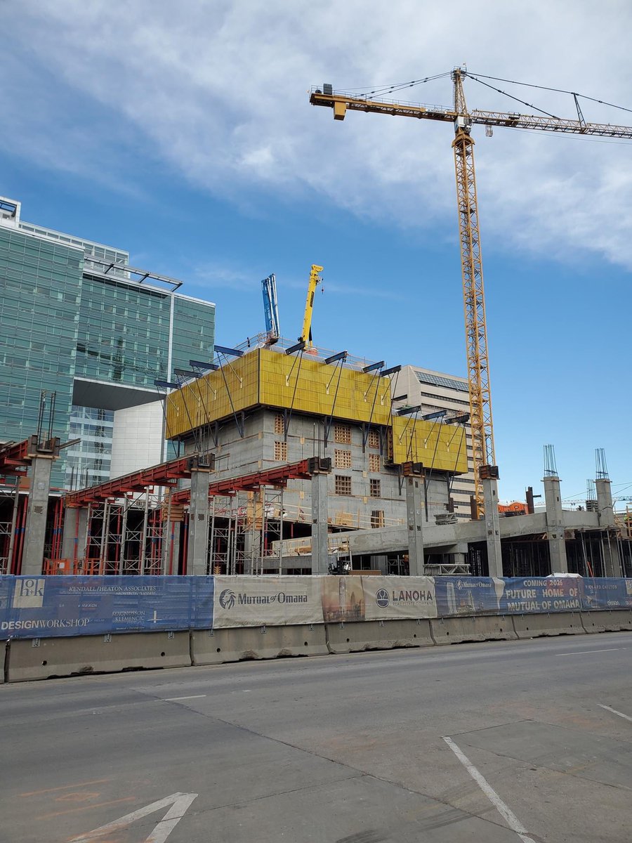 GrowOmaha's tweet image. Another level taller this afternoon on its way to 44 stories eventually.  #mutualofomaha #skycraper