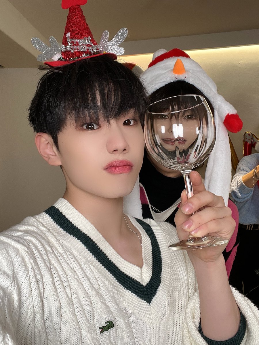 ELASTofficial's tweet photo. 내 반쪼가 생일 쫌 많이 축하하고 나한테 좀 그만 안겨라😑ㅋㅋㅋ 장난이야♥️ 사랑하고 재밌는 추억 더 많이 만들자잉><
⠀
#ELAST #엘라스트 #エラスト
#WONJUN #원준 #ウォンジュン https://t.co/MZ7B1TGv2N
