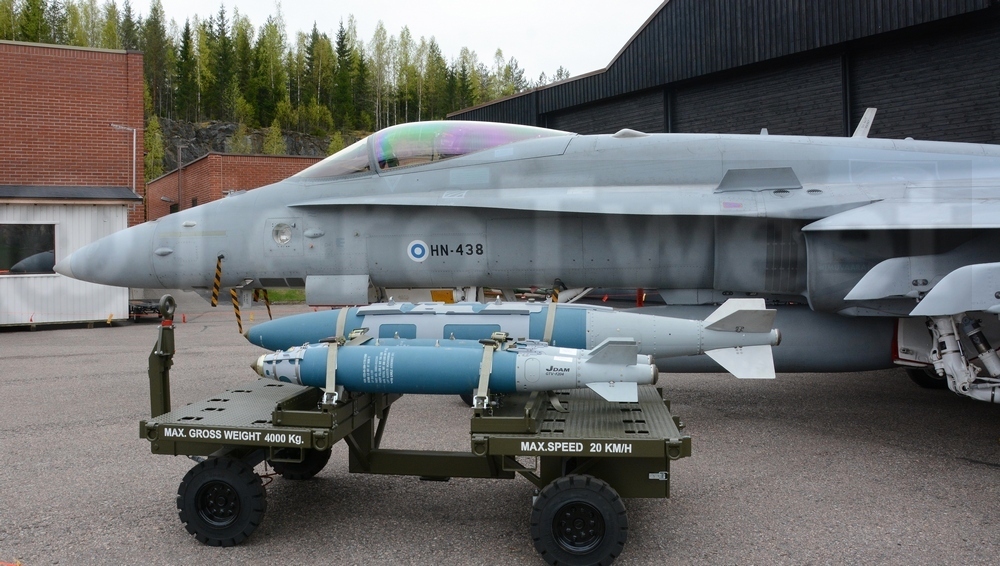 #Puolustusvoimat @pvlogl hankkii Yhdysvalloista #Ilmavoimat F-35A-hävittäjiin JDAM (Joint Direct Attack Munition) ja GBU-39 SDB I (Small Diametre Bomb) -täsmäaseita Foreign Military Sales -kauppana.
Kuvassa JDAM-pommeja Pirkkalassa.
#turpo #HXhanke #avgeek valtioneuvosto.fi/paatokset/paat…