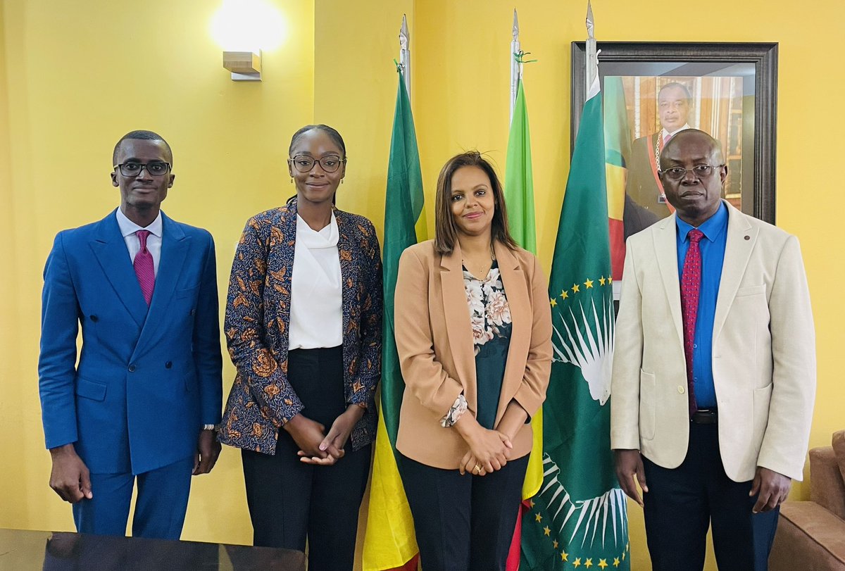 AfricanAmdc's tweet photo. L'équipe du #CADM, dirigée par Dr @maritkitaw, directrice par intérim, a eu une réunion productive avec S.E. Daniel Owasa, Amb. et représentant permanent de la République du Congo auprès de l'UA et de la CEA. Parmi les sujets discutés figurait la ratification des statuts du CADM. https://t.co/j5RuYiktA9