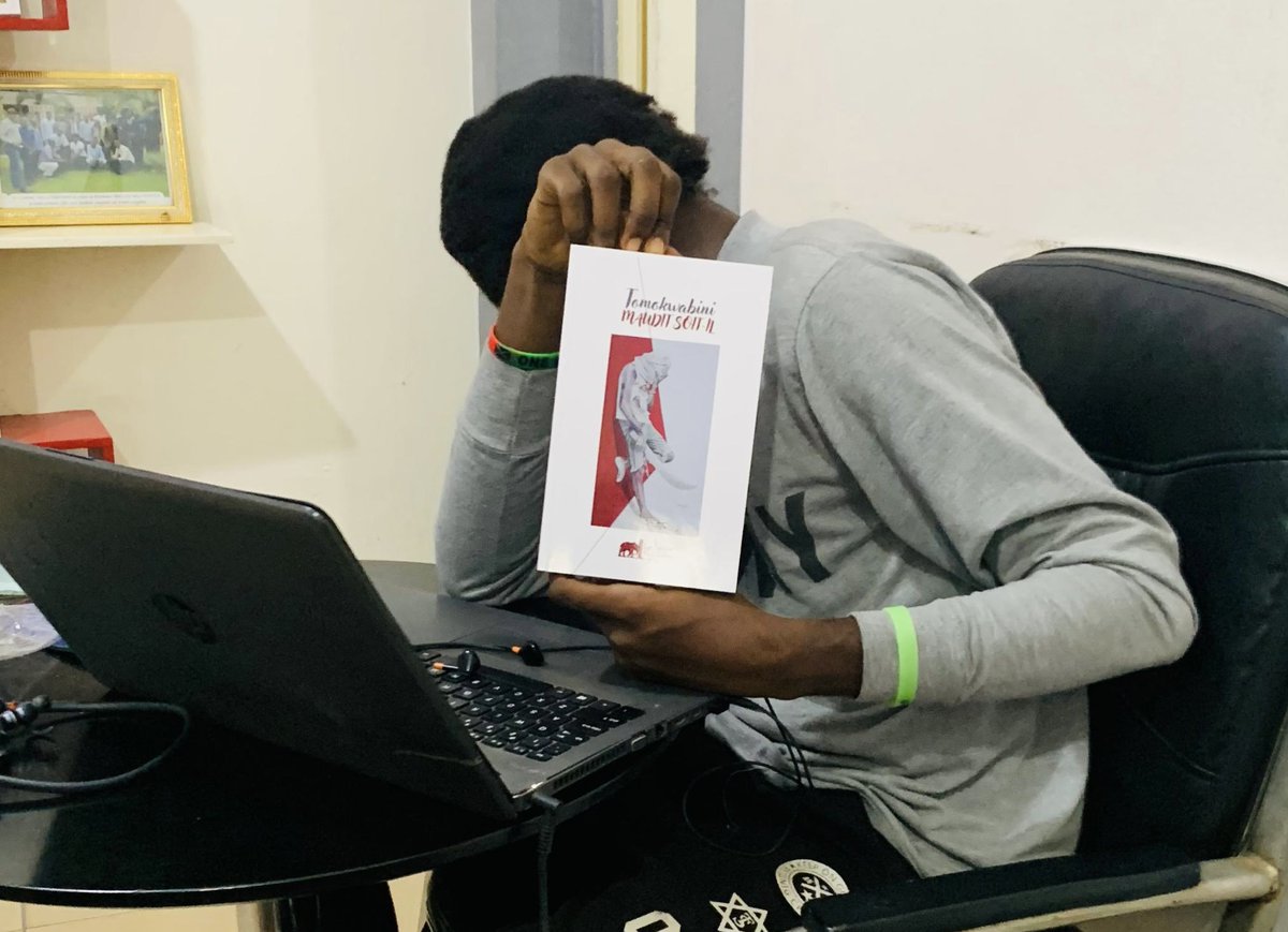Page 19. Aucun homme ne mérite un tel destin. Aucun, dis-je. Même si c'est Paul Kagame, ce rwandais seulement grand en taille, qui tue les Congolais comme il respire dans une impunité sanctifiée. Sacré veinard. Et puis, comme tout est pardonnable, on risque…

📖 Maudit soit-Il