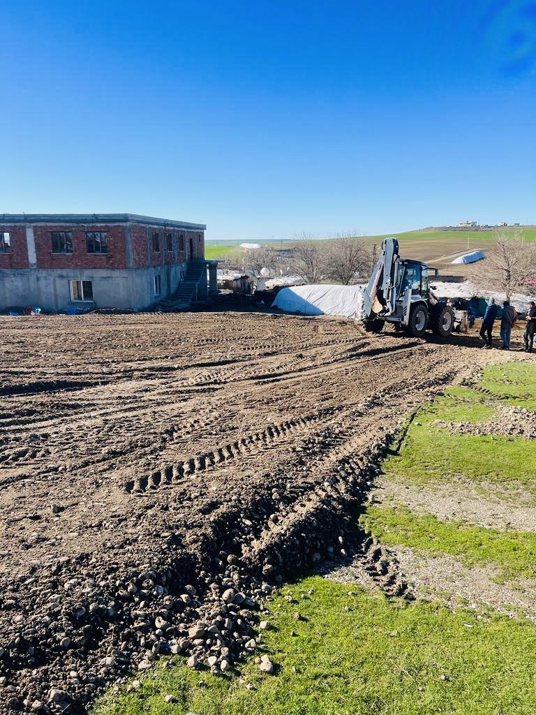 akparti_sur's tweet image. Gece gündüz demeden vatandaşlarımızdan gelen talepleri karşılıksız yerine getiren İlçe Başkanımız Sn.@davutyildiz21 ilgili mercilere ilettiği talep sonrası;

Yazılıpınar mezrasının Camii ve Taziye Evinin #Kumlama düzenlemesi gerçekleştirildi.

Emeği geçen herkese teşekkür ederiz.