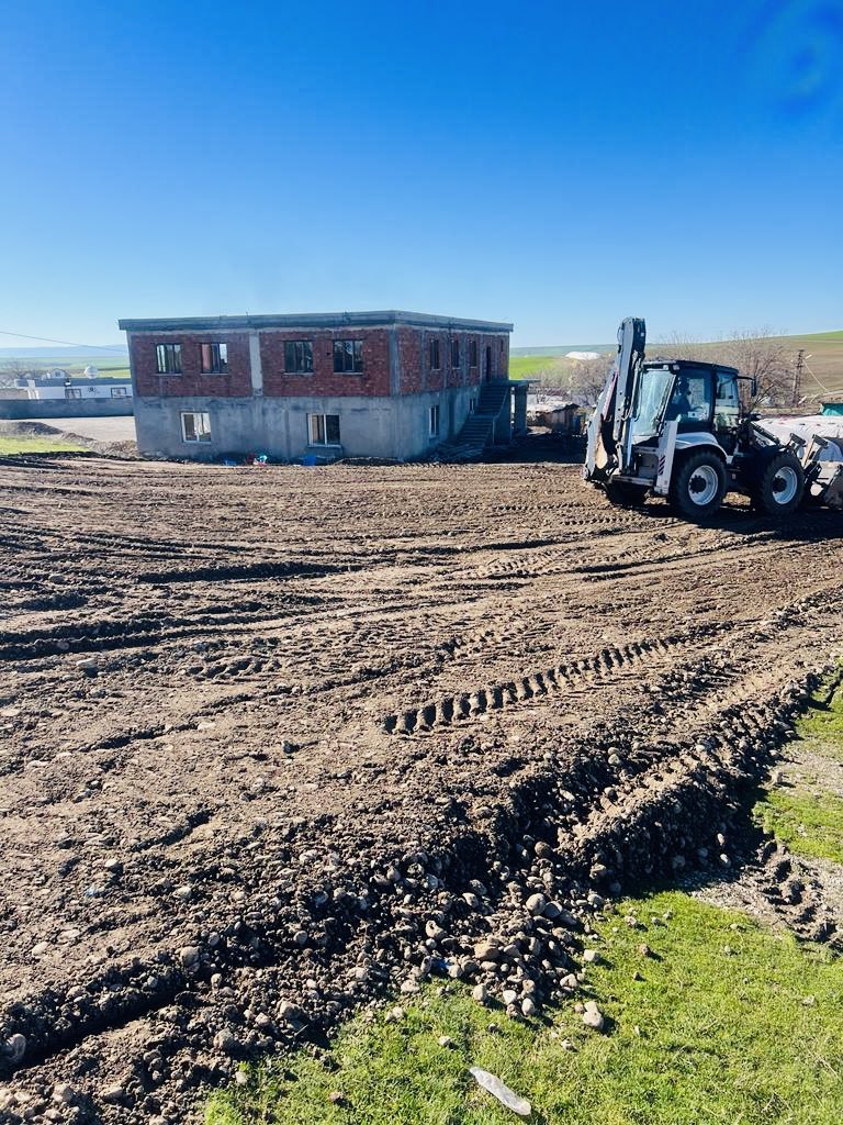 akparti_sur's tweet image. Gece gündüz demeden vatandaşlarımızdan gelen talepleri karşılıksız yerine getiren İlçe Başkanımız Sn.@davutyildiz21 ilgili mercilere ilettiği talep sonrası;

Yazılıpınar mezrasının Camii ve Taziye Evinin #Kumlama düzenlemesi gerçekleştirildi.

Emeği geçen herkese teşekkür ederiz.