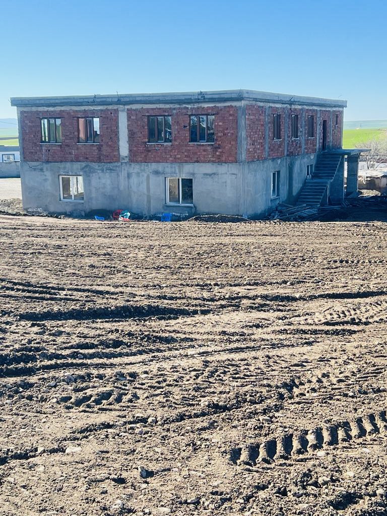 akparti_sur's tweet image. Gece gündüz demeden vatandaşlarımızdan gelen talepleri karşılıksız yerine getiren İlçe Başkanımız Sn.@davutyildiz21 ilgili mercilere ilettiği talep sonrası;

Yazılıpınar mezrasının Camii ve Taziye Evinin #Kumlama düzenlemesi gerçekleştirildi.

Emeği geçen herkese teşekkür ederiz.