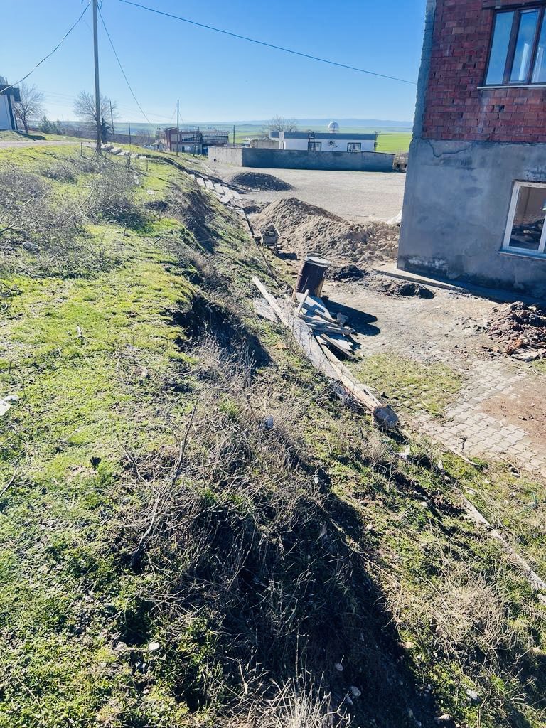 akparti_sur's tweet image. Gece gündüz demeden vatandaşlarımızdan gelen talepleri karşılıksız yerine getiren İlçe Başkanımız Sn.@davutyildiz21 ilgili mercilere ilettiği talep sonrası;

Yazılıpınar mezrasının Camii ve Taziye Evinin #Kumlama düzenlemesi gerçekleştirildi.

Emeği geçen herkese teşekkür ederiz.