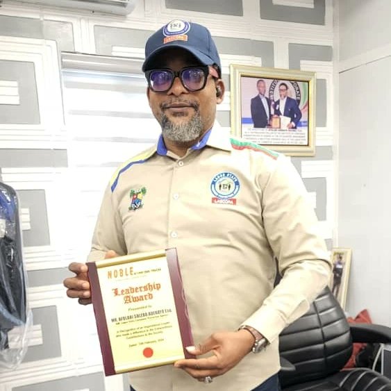 lasgcopa's tweet photo. Mr. Ralph Akindele of Noble International Magazine(left),presenting the Award of Excellence and Inspirational Leadership to Afolabi Solebo Esq.,a notable result oriented Leader indeed, for his good works and support to Consumers and the society at Large.
#Lascopa
#KnowYourRights https://t.co/burSSVQoon