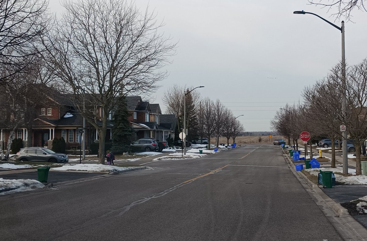 Neighbourhood stop signs continue to be a source of traffic complaints.  Be aware, take the extra second to ensure a full & complete stop for safety.  (Vipond Rd / Sabrina St)
#DRPS
#Durhamvisionzero
#Roadwatch