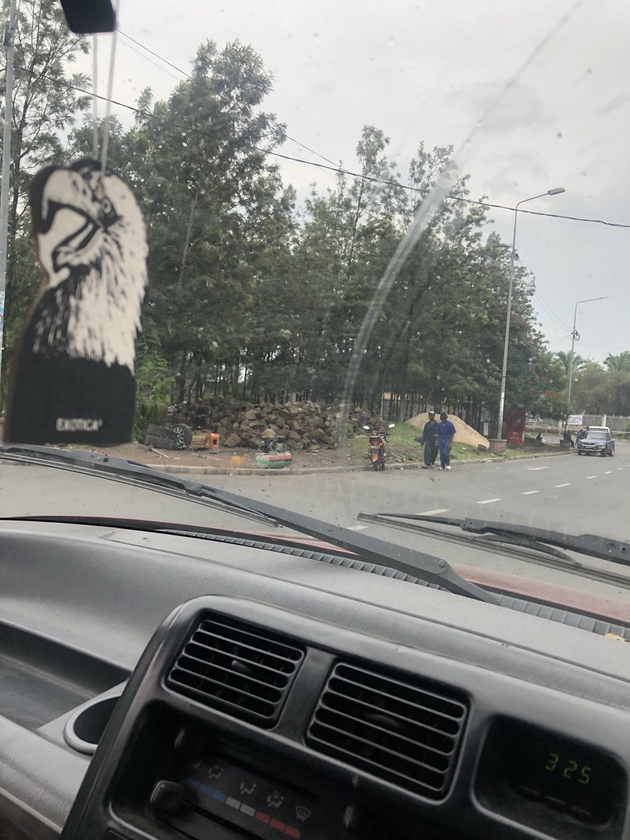 juvinkombi2's tweet image. Goma, 
Nous sommes en face du Gouvernorat du Nord-Kivu. 
Ils ont même mis des pierres pour la construction d’une clôture dans cet espace vert. 
Que ce qui se passe, allons nous continuer à tolérer ces types de spoliations malgré l’état de siège ? 
NON C’EN EST TROP !