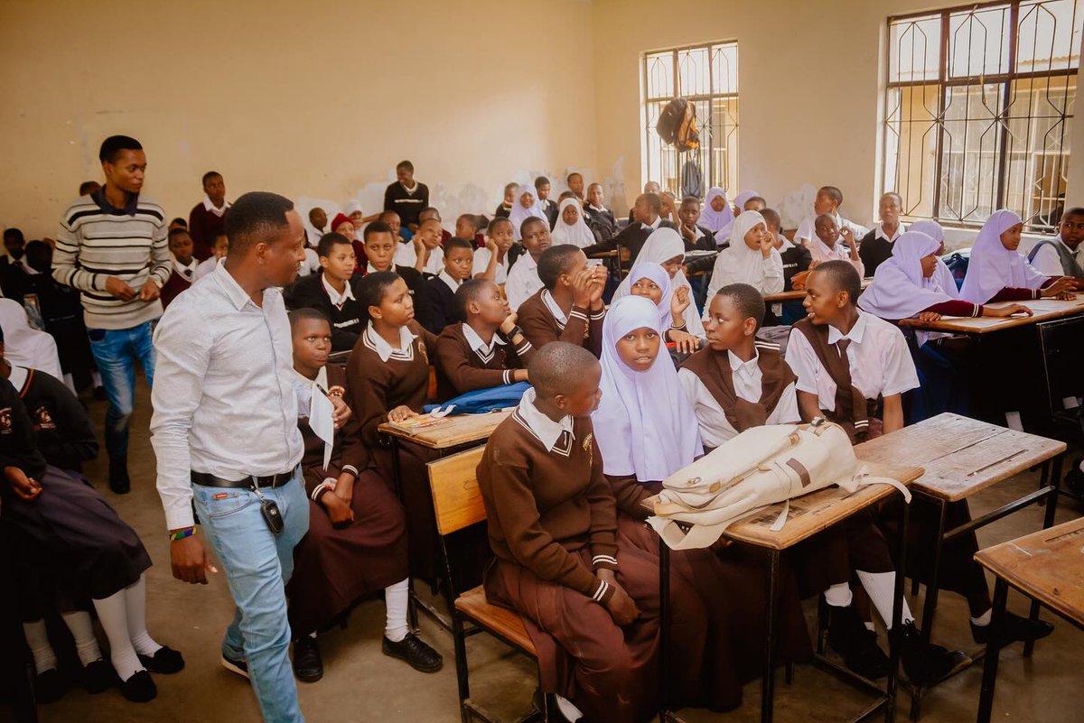 Vision4youthTZ's tweet photo. Empowering girls through education: Breaking barriers, unlocking potential. 💪 #GirlsEducation #LifeSkills #VisionforYouth #Wegs https://t.co/c0YWajcxOd