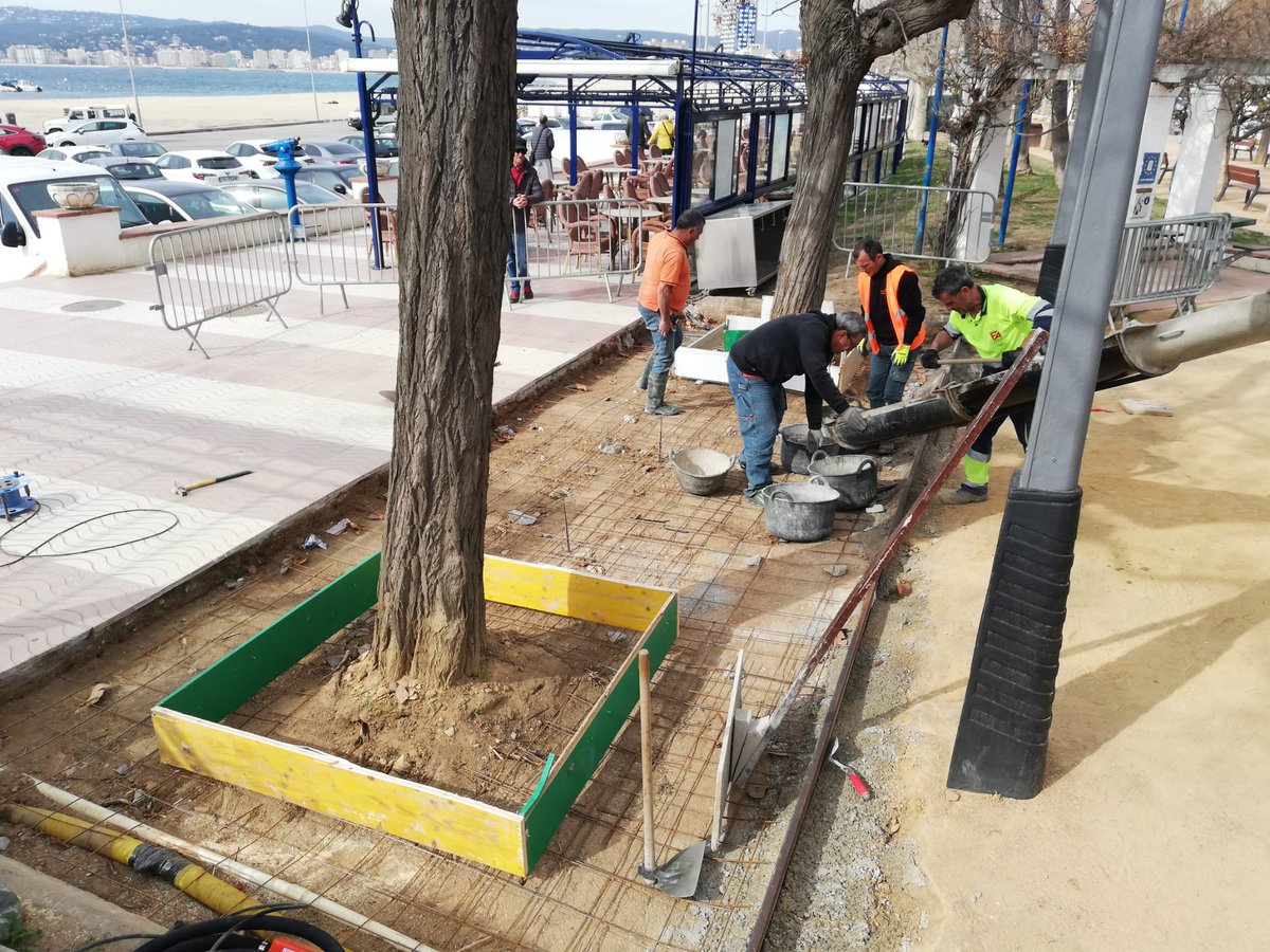 AjPalamos's tweet photo. Aquesta setmana l'Ajuntament de Palamós està duent a terme feines de millora i manteniment al passeig del Mar de Palamós ✅

Les tasques consisteixen en l'ampliació de la vorera a tocar del brollador i també la poda d'arbrat.

Llegeix la notícia: https://t.co/tSO4G8lJh5

#Palamós https://t.co/GLYrkFnwfh