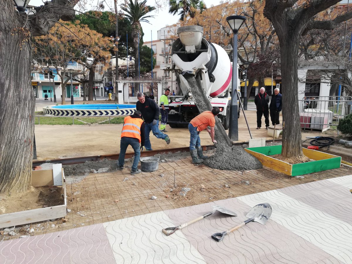 AjPalamos's tweet photo. Aquesta setmana l'Ajuntament de Palamós està duent a terme feines de millora i manteniment al passeig del Mar de Palamós ✅

Les tasques consisteixen en l'ampliació de la vorera a tocar del brollador i també la poda d'arbrat.

Llegeix la notícia: https://t.co/tSO4G8lJh5

#Palamós https://t.co/GLYrkFnwfh