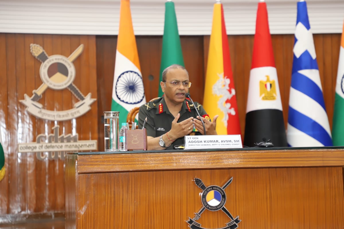HQ_IDS_India's tweet photo. Lt Gen Adosh Kumar, DG Arty spoke on "Modernisation & Restructuring of Artillery" with #FutureLeaders of #IndianArmedForces at #CDM_IDS. 
Talk focused on progressive road map of Artillery towards modern, agile, adaptive and technology adept #FutureReady force through #modernisation & sustained innovation in tactics, techniques & operational philosophy.