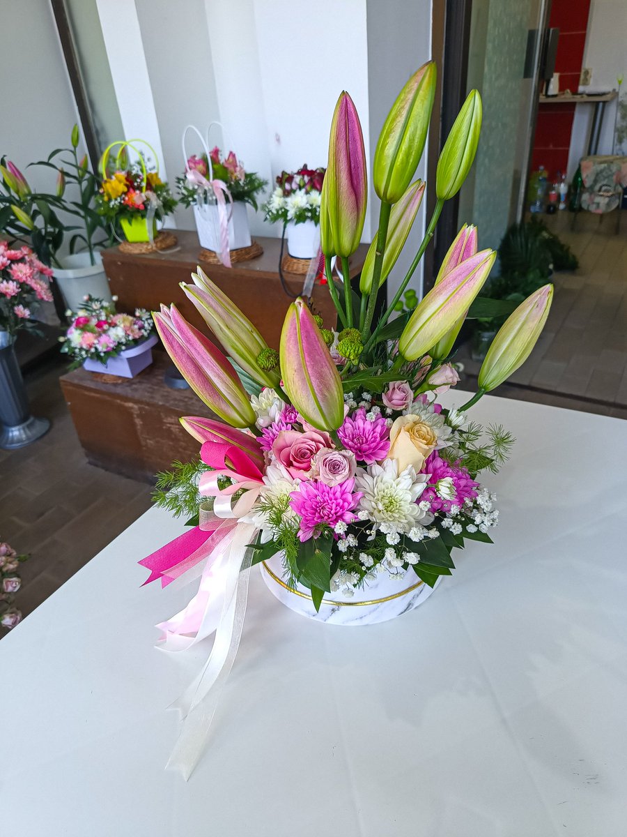 #happybirthday #birthdaygiftformom #bigflowerbox #whiteflowerbox #lilies #roses #chrysanthems #pinkorientallilies #babyroses #sugarloveroses #creamroses #whitechrysanthems #greenchrysanthems #pinkchrysanthems