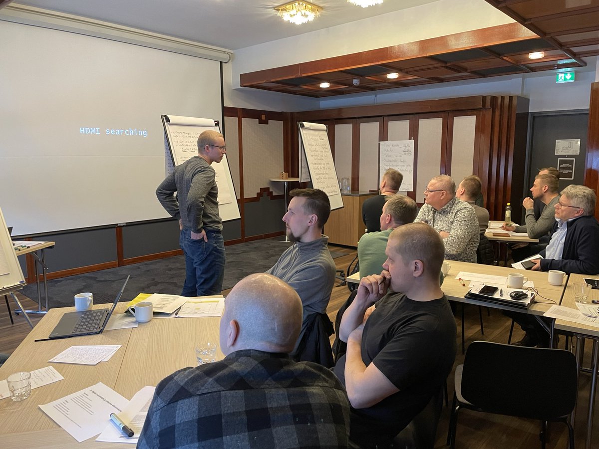 Tänään oli antoisa <a href="/Metsahallitus/">Metsähallitus</a> metsätalouden Etelä-Suomen tienpidon kehittämisen työpaja👍! Alueella omia teitä 11900 km ja osakkuusteitä 13200 km. Yhteistyössä prosessien kanssa tämäkin hoituu entistä sujuvammin #monikäyttömetsä #osaaminen  #tiedonkulku #vastuut #järjestelmät