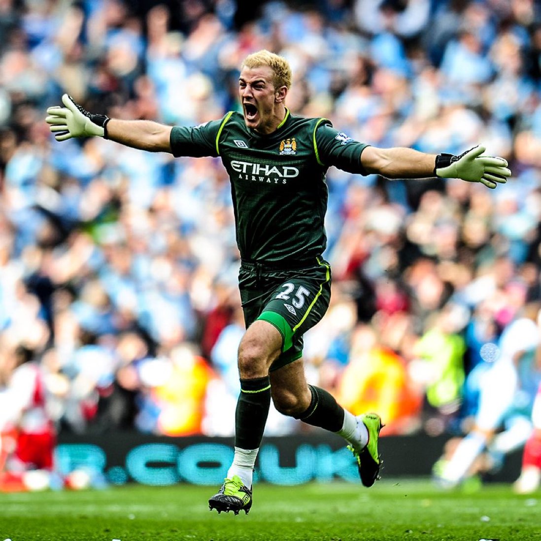 theftblcases's tweet photo. Joe Hart announces he's retiring from football at the end of the season. 

He was part of two of Manchester City's Premier League-winning sides and won the Golden Glove 𝐭𝐡𝐫𝐞𝐞 straight seasons from 2010-2013 🫡 https://t.co/xQQpa3eSi9