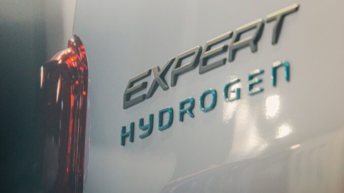 E_Motor_News's tweet photo. ⚡️Stellantis ha consegnato una flotta di Peugeot e-Expert a idrogeno a Hysetco, leader europeo nella mobilità a idrogeno.
@Stellantis @Peugeot #Expert #idrogeno #Hysetco
Read more⤵️
🔗https://t.co/2kAw1lwqK4 https://t.co/PTGuPI1Uyg
