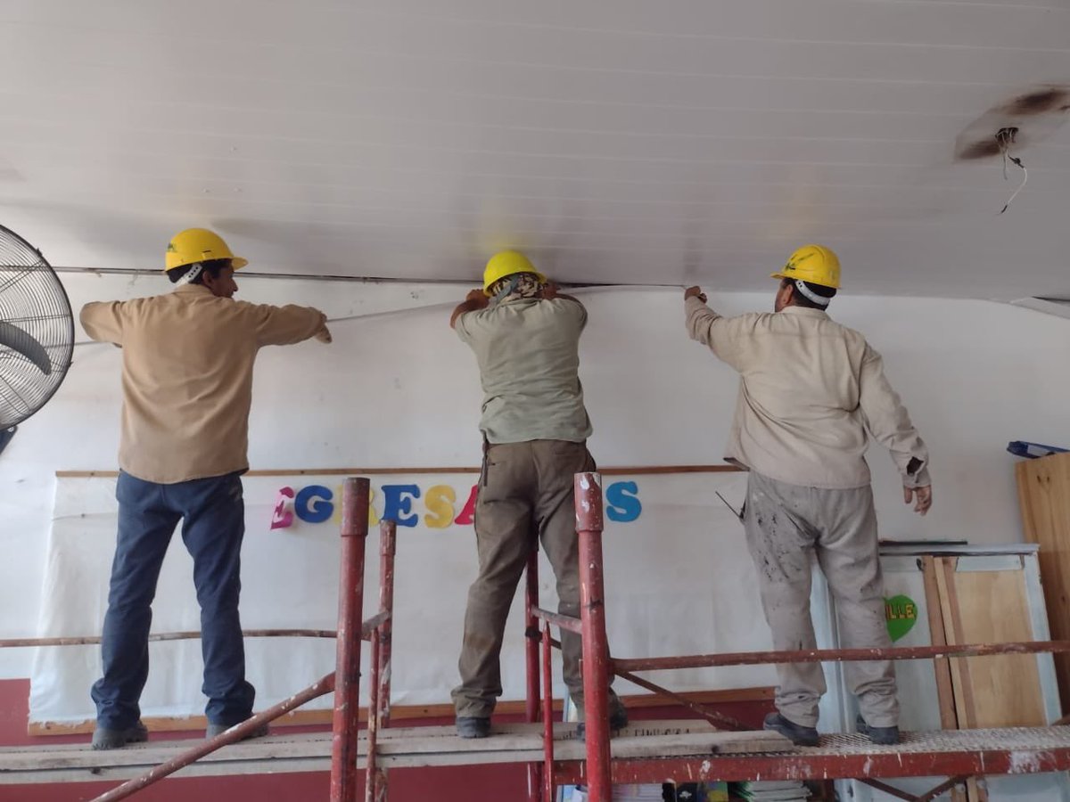 SIE_Corrientes's tweet photo. En la Escuela N° 973 “Arturo Umberto Illia” de #Mercedes, continuamos con trabajos en los cielorrasos, restauración y reemplazo de aberturas e instalaciones sanitarias y eléctricas finalizando con el cerco perimetral. 🙌🏻 https://t.co/8cxHKc7cHt