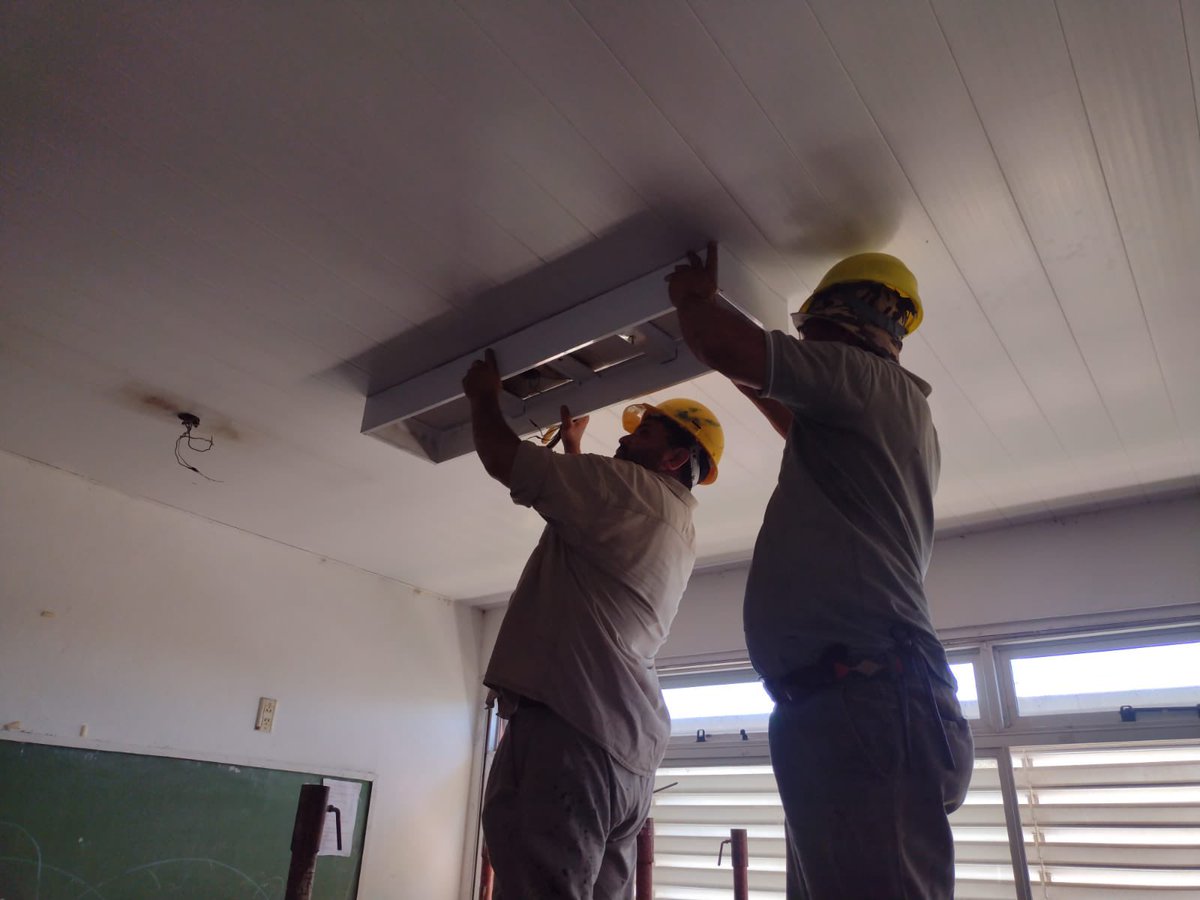 SIE_Corrientes's tweet photo. En la Escuela N° 973 “Arturo Umberto Illia” de #Mercedes, continuamos con trabajos en los cielorrasos, restauración y reemplazo de aberturas e instalaciones sanitarias y eléctricas finalizando con el cerco perimetral. 🙌🏻 https://t.co/8cxHKc7cHt