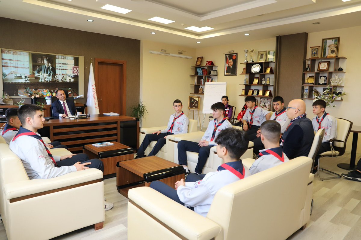 İzci Faydalıdır Haftası kapsamında izcilerimiz, İl Millî Eğitim Müdürümüz Sayın Erhan Baydur’u makamında ziyaret etti. Baydur, gerçekleştirilmekte olan eğitim faaliyetleri ve izcilik çalışmaları hakkında izcilerden bilgi aldı.

<a href="/tcmeb/">Millî Eğitim Bakanlığı</a> <a href="/ErhanBaydur1/">Erhan Baydur</a>