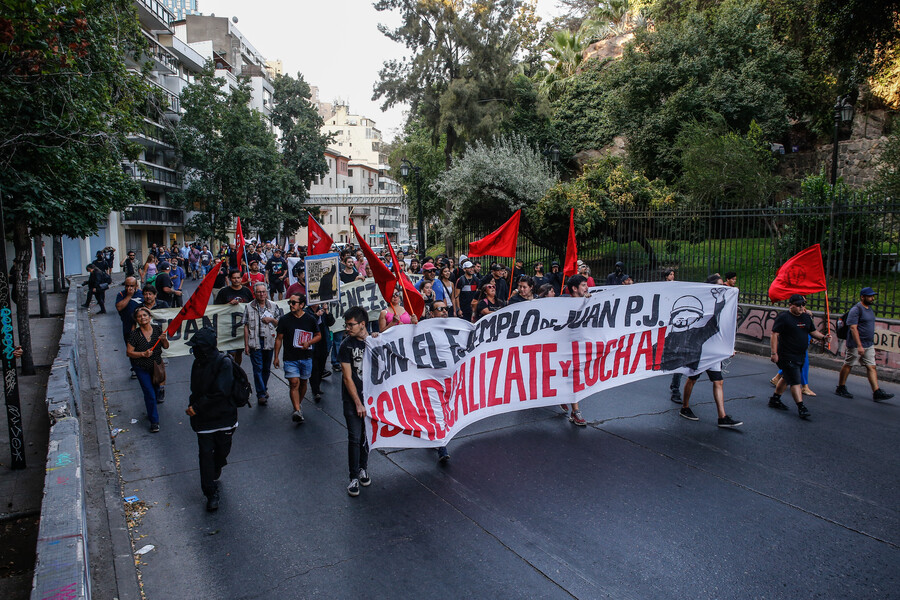 agenciaunochile's tweet photo. Organizaciones sindicales se movilizan por el centro de Santiago para conmemorar once años del crimen de Juan Pablo Jiménez, dirigente sindical y presidente del sindicato N°1 de la empresa Azeta, subcontratista de la entonces Chilectra.

📸©AgenciaUno/Diego Martin https://t.co/gu393Fs76m