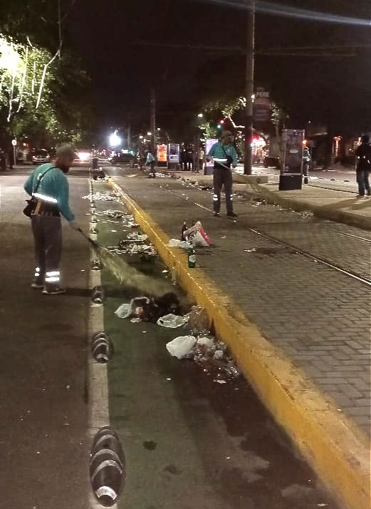 MarceloOrtizTV's tweet photo. La @ciudaddemendoza aplicó el código de convivencia y realizó tres multas al club @ColoColo por un valor $800.000. El Intendente @UlpianoSuarez lo hizo por cortar Calle Belgrano,uso de pirotecnia y dejar basura en la vía pública.
#capital #codigodeconvivencia #colocolo #multas https://t.co/WPZgYFPsNl