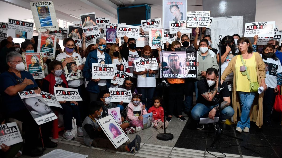 jorgebaroni's tweet image. Nunca olvidaré ese día, deseo recordar a las victimas de la TRAGEDIA DE ONCE, a sus familiares. 🙏
RECUERDEN: Los accidentes no son casuales, son causados.
Homenaje de Familiares hoy 
#TragediadeOnce (Foto Maximiliano Luna vía Infobae)