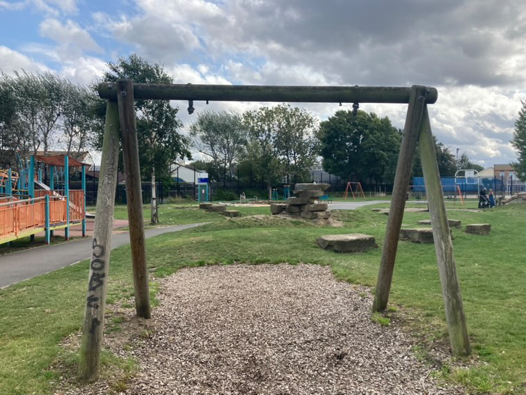 Do you know anyone campaigning to create better play spaces in their neighbourhood? We'd love to speak with an individual or group taking action to improve playgrounds for the next installment of our CRAP PLAYGROUNDS series! themother-hood.com/crap-playgroun…