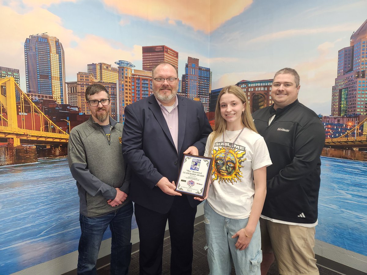 Ed Rosensteel, father of Moe Rosensteel &amp; <a href="/jsellew10/">Sellew</a> from <a href="/MVI_sports/">MVI Sports</a>, were at SA High School to present Abby Allan with the <a href="/MoeRosensteel/">Kaitlyn Moe Rosensteel Scholarship Foundation</a> Moe Rosensteel Leadership Award with Coach Dyson. Abby is a true leader who has made a difference on the field and in our school! 
 ❤️ ⚽️
