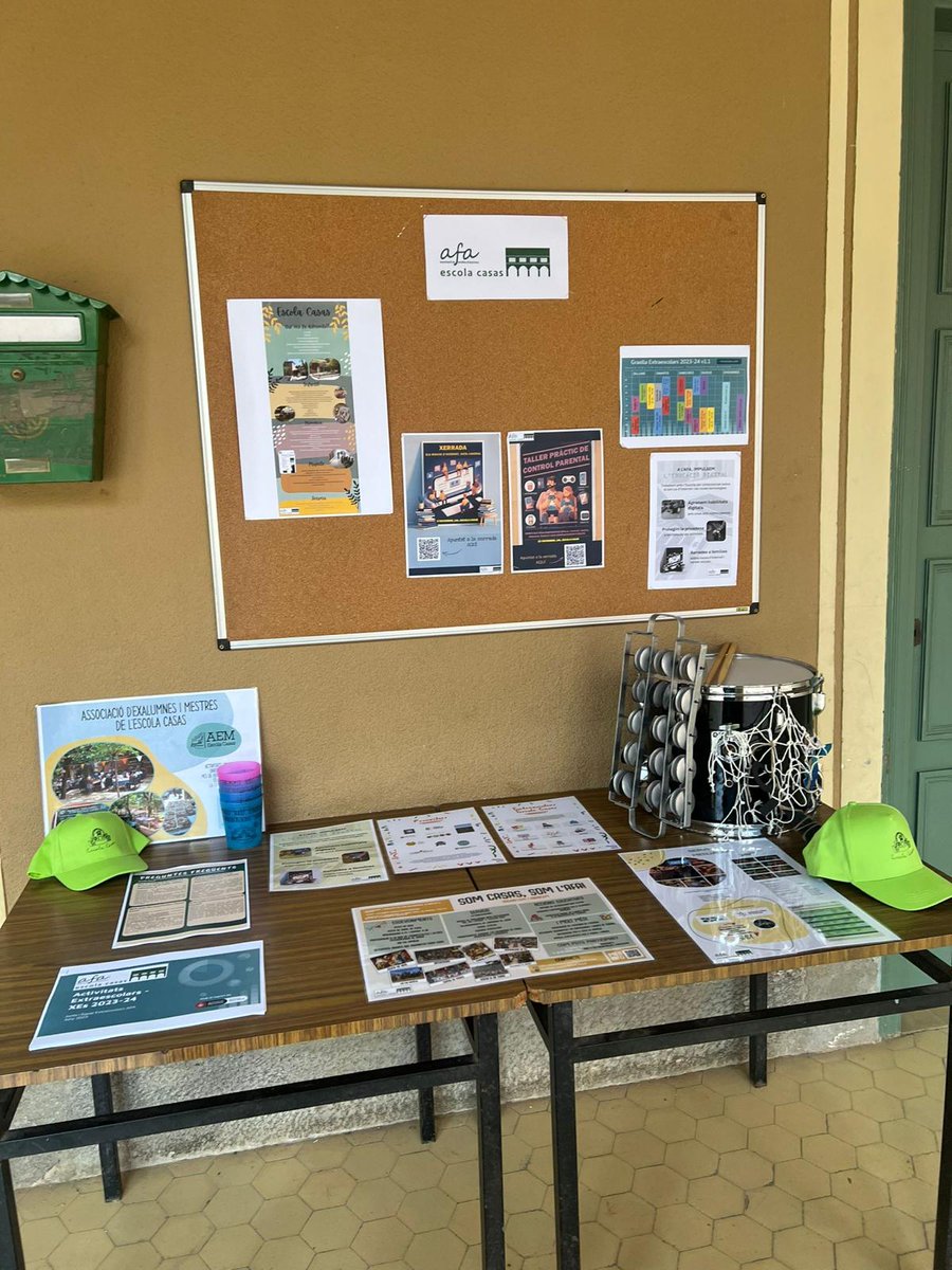Avui dues mares de l’AFA han participat a les Portes Obertes de la <a href="/CasasEscola/">Escola Casas</a> i hem disposat d’un espai per explicar quin és la nostra tasca dins de la comunitat educativa. Benvinguts i bencingudes a la Casas! #SomCasas