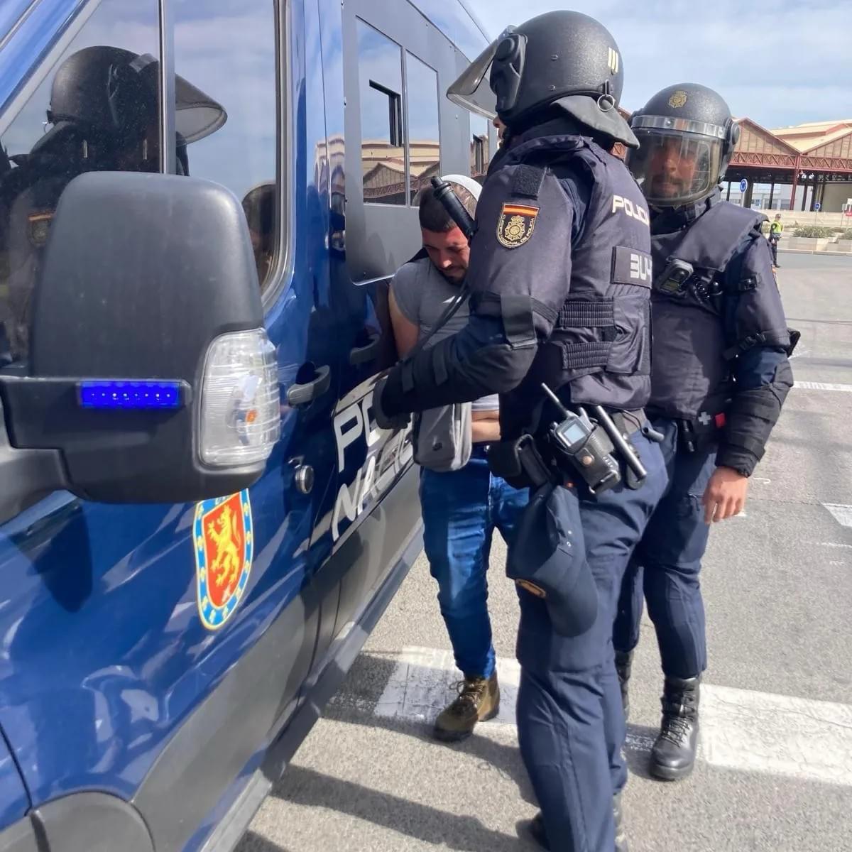 Quan denuncies als poderosos que prenen decisions en contra de les persones llauradores i ramaderes, no te deixen accedir ni a la <a href="/AutPortValencia/">Valenciaport</a> #Nobonificacionsportuaries 
La lluita continúa amb <a href="/UnioLlauradora/">La Unió Llauradora i Ramadera</a> i esperant alliberament del nostre company David