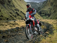 MsSunshineRenee's tweet photo. Mô Tô địa hình: 

🏍️ Sẵn sàng cho những cuộc phiêu lưu đầy thách thức trên   địa hình gồ ghề? Hãy cùng khám phá vẻ đẹp hoang sơ và sức mạnh vô tận của mô   tô địa hình! 💨🌄
 
    🌟 Tự do khám phá: Với khả năng vượt qua mọi chướng ngại vật trên   địa hình khắc nghiệt, mô tô địa hình mở ra cánh cửa cho những cuộc phiêu lưu   không giới hạn.
 
    💪 Sức mạnh và độ bền: Chế độ lái và động cơ mạnh mẽ của mô tô địa   hình cho phép bạn vượt qua mọi địa hình, từ sa mạc đến núi non, mà không gặp   bất kỳ khó khăn nào.
 
    🌄 Kết nối với thiên nhiên: Mô tô địa hình là cách tuyệt vời để kết   nối với thiên nhiên và khám phá những cung đường hoang sơ, xa xôi mà xe hơi   không thể tiếp cận được.
 
    🏞️ Kỹ năng lái và thể chất: Lái mô tô địa hình không chỉ yêu cầu kỹ   năng lái tốt mà còn đòi hỏi sự tập trung, can đảm và sức mạnh thể chất.
 
    👥 Cộng đồng đam mê: Tham gia cùng cộng đồng mô tô địa hình, bạn sẽ   được chia sẻ kinh nghiệm, học hỏi và tạo ra những kỷ niệm đáng nhớ cùng những   người đam mê như bạn!
 
    💨 Sẵn sàng thách thức mọi địa hình và khám phá vùng đất mới với mô   tô địa hình! #MôTôĐịaHình #PhiêuLưu #SứcMạnh #ThiênNhiên #KỹNăngLái   💨🏞️🏍️