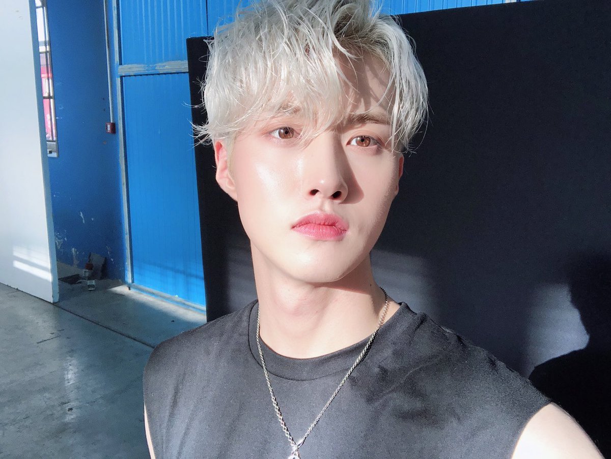 adoringyeo's tweet photo. welcome back legend 💙 https://t.co/WcHvjraEQ0
