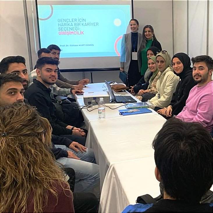 🚩💼<a href="/egekariyerfuari/">Ege Kariyer Fuarı</a> 'nda son gün <a href="/universitemDEU/">Dokuz Eylül Üniversitesi</a> 'den Prof. Dr. Gülüzar Kurt Gümüş,  "Gençler İçin Harika Bir Kariyer Seçeneği: Girişimcilik" adlı atölye çalışmasıyla Ege Bölgesi öğrencileriyle buluştu. #yetenekheryerde