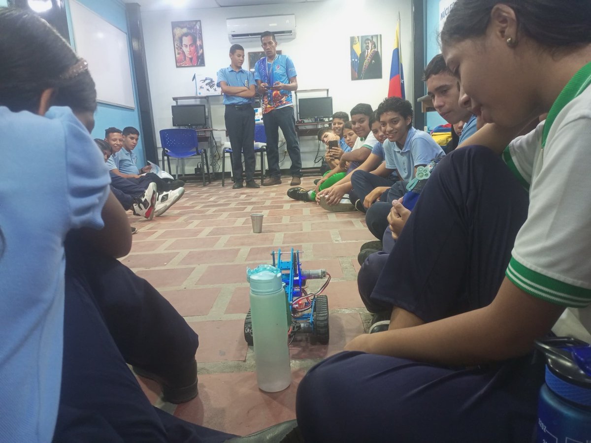 INFOCOMBAR's tweet photo. El #21Feb l En las instalaciones del Infocentro "Lirio Segura" @InfocentroLirio  la formación de robótica que contó con la participación 10 niños y 21 niñas el acompañamiento de 2 docentes  y estudiantes de la UE. Generalísimo Ignacio Pulido Pumar.

#ProducirParaVencer https://t.co/22eLVXMfyf