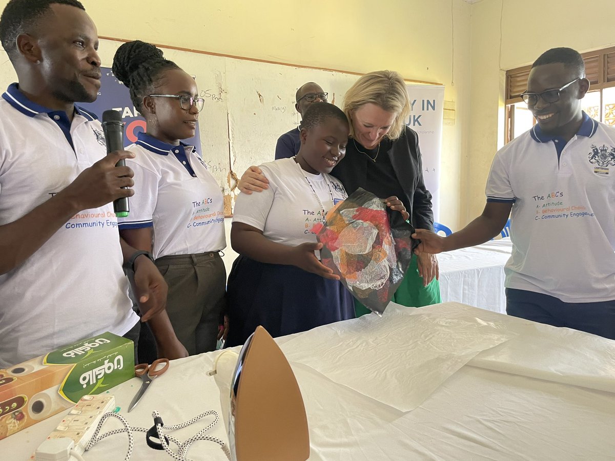 UKinUganda's tweet photo. #DidYouKnow that 🇺🇬 uses 600 tons of plastic daily which affects our environment?

Turn waste into wealth 💪🏾! Today @aweko_faith from Reform Africa taught students of Kansanga Seed Secondary School &amp; @kate_airey how to support #ClimateAction &amp; manage waste. 

#KampalaYouths4ABCs https://t.co/nA7CLGuT63