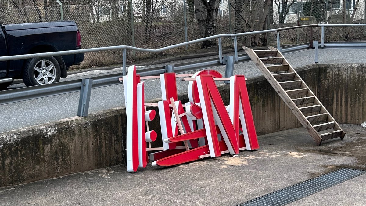 STIM_Sweden's tweet photo. Nu har vi tagit ner vår gamla logga från Stim-huset. Finns det nån shady advokatfirma som kan vara intresserad? https://t.co/KUBkLlfRic