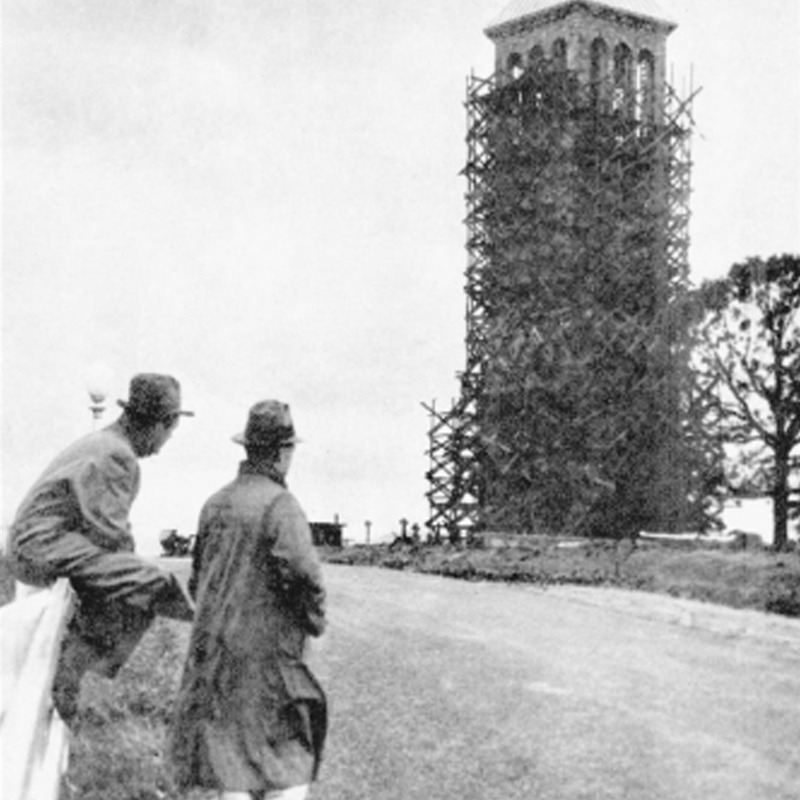#TBT to 1937 when the Luray Carillon Singing Tower was built in memory of T.C. Northcott’s wife, Belle Northcott. It stands at 117 feet tall and contains a carillon of 47 bells. Stop by the tower during the spring, summer, and fall to hear free recitals. 🔔
