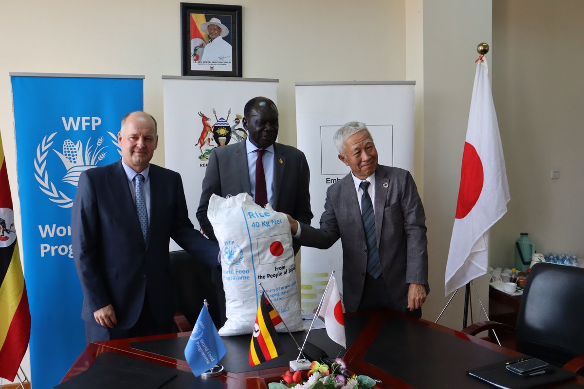 On 22 Feb, Amb. Fukuzawa signed the Exchange of Note with @WFP_Uganda. The agreement is the donation of 2,000 mt Japanese rice to newly arriving refugees. Amb. Fukuzawa hopes that this support will contribute to mitigating food insecurity situation in the refugee settlements🍚🤝