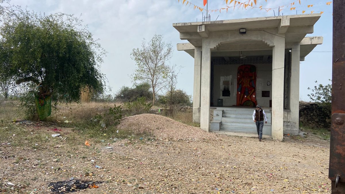 renwalyogesh's tweet photo. सांगोद विधानसभा क्षेत्र में लव जेहाद के बाद लैंड जेहाद शव को क़ब्रिस्तान में दफनाने की बजाय मंदिर के पास हिन्दुओं की निजी जमीन पर दफनाया गया
@BhajanlalBjp @RajCMO @PoliceRajasthan @RajPoliceHelp @IgpKota @Dcdmkota https://t.co/oeecrS9Xco