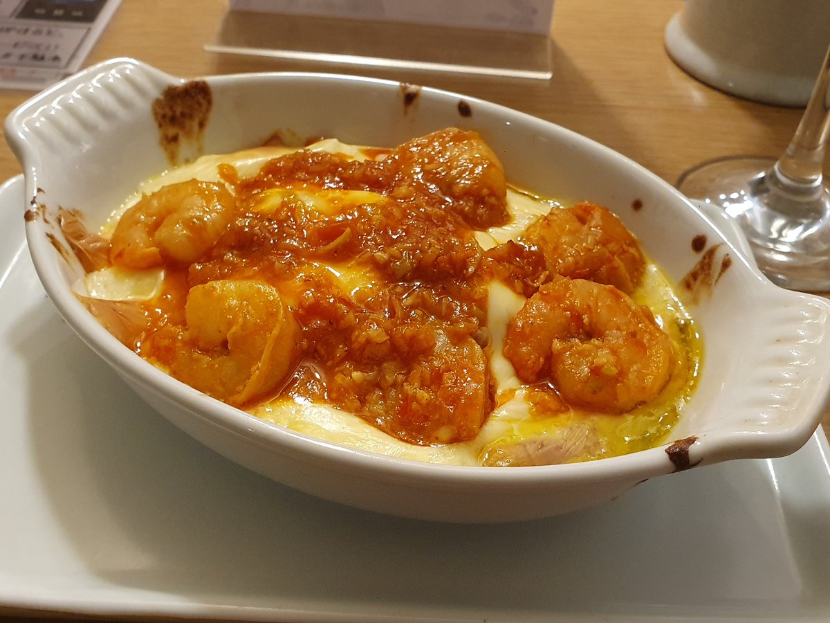 yoshinar's tweet photo. 久々に韓国料理「こころ」に行こうと千駄ヶ谷で降りたのに休店。通りすがりの「PANDA WINE」さんに吸い込まれ。中国ワイン!!の角打ちだって。エビチリonチキングラタンとか背徳的なフードメニューも。90年代J-pop聴きつつオツな宵…酔い？  #パンダワイン https://t.co/ada3KZJvWH