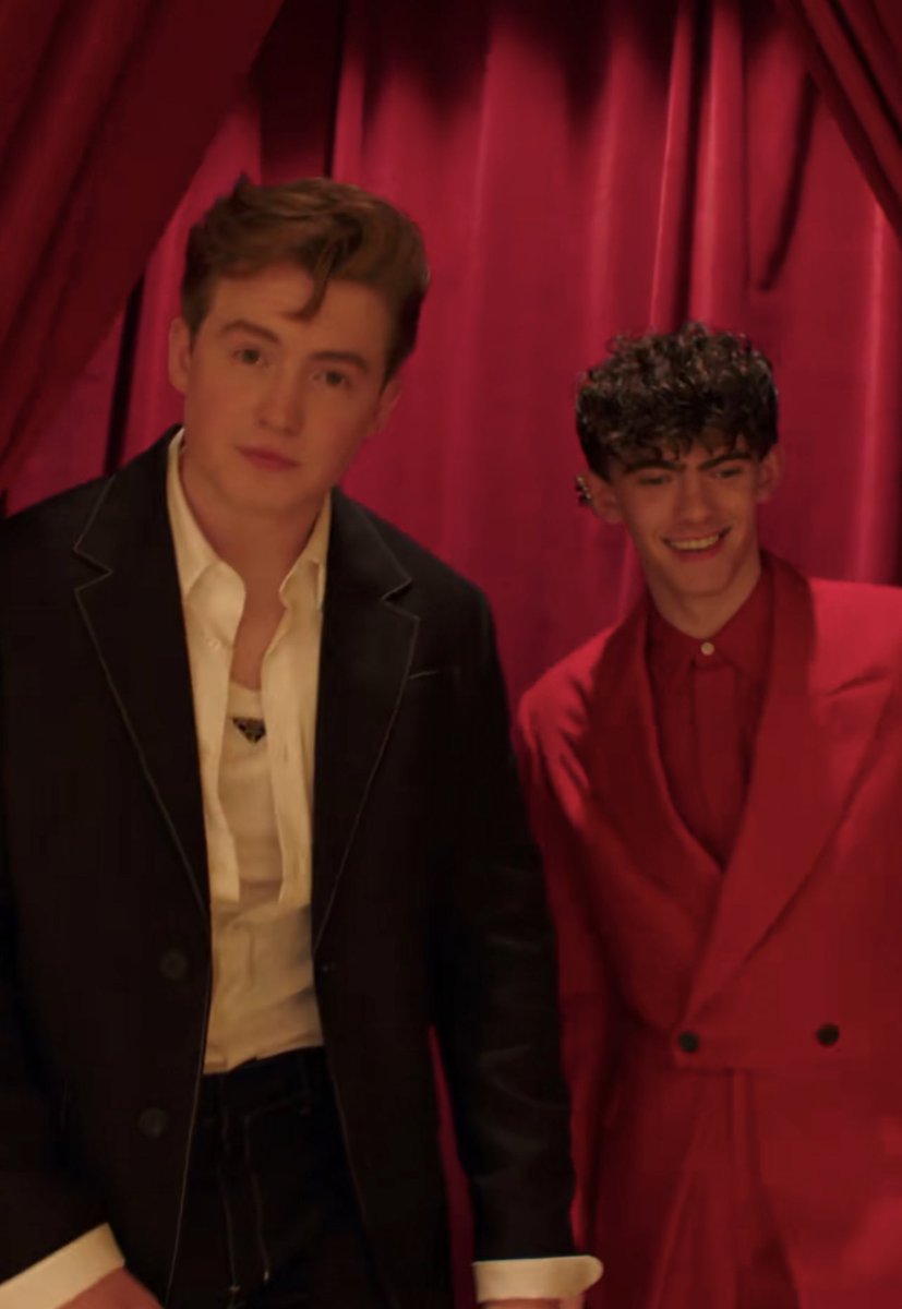 gabheartstopper's tweet photo. it's just something about these outfits i can't move on https://t.co/amS1U0ZsAZ